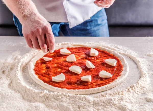 Шеф-кухар, роблячи піцу — стокове фото