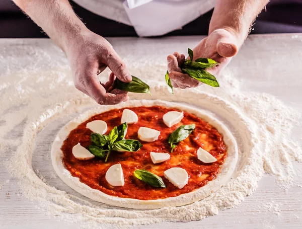 Kocken att göra pizza — Stockfoto