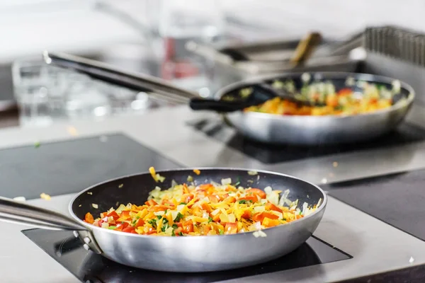 Cocinar alimentos en la cocina — Foto de Stock