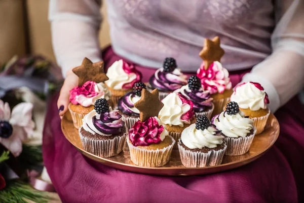 Woman holding cupcakes — Stock Photo, Image