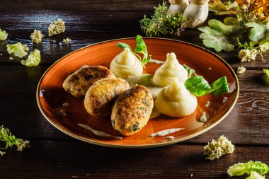 Beşamel sos, patates püresi ile