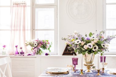 Bir şekilde dekore edilmiş Paskalya tablo