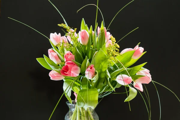 Lentebloemen op zwart — Stockfoto