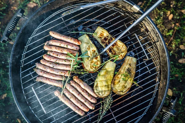 Grillade korvar med grönsaker — Stockfoto