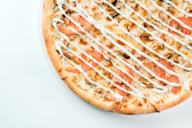 beyaz üzerine lezzetli pizza