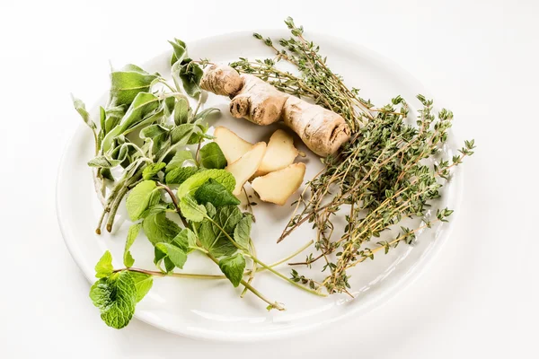 Especias frescas en el plato —  Fotos de Stock