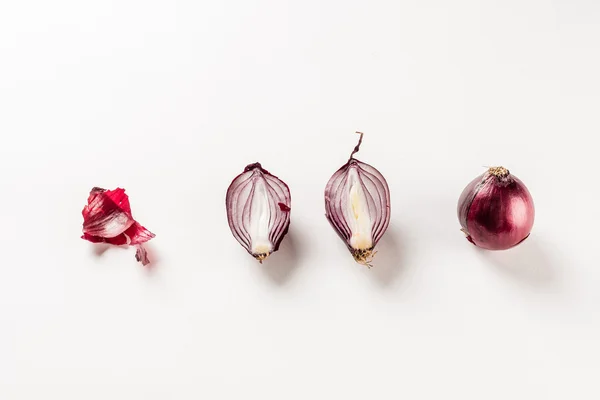 Cebollas rojas sobre blanco —  Fotos de Stock