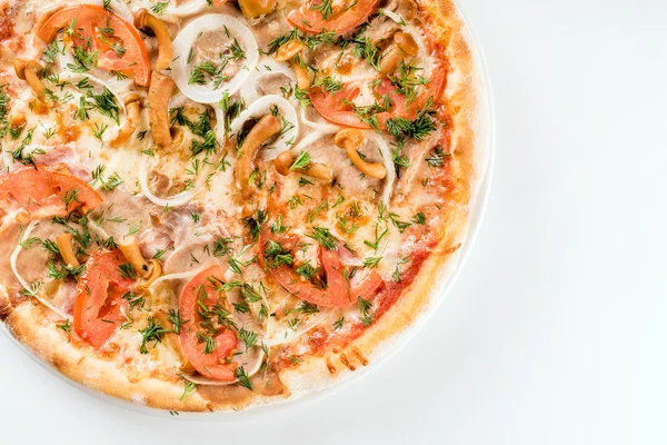 Pizza savoureuse sur blanc — Photo