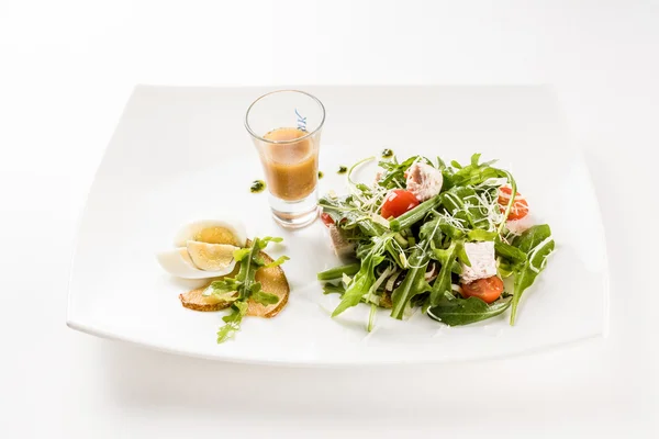 Салат с соусом на тарелке — стоковое фото