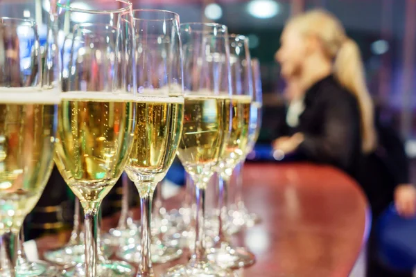 シャンパン グラスとウェイター — ストック写真