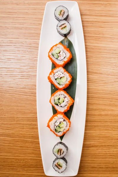 Sushi saboroso na placa — Fotografia de Stock