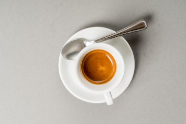 Bir fincan aromatik kahve.