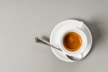 Bir fincan aromatik kahve.