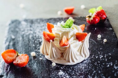 Çilek pavlova pasta