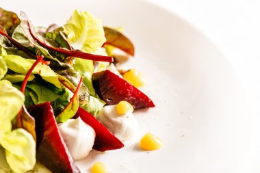 Vejetaryen salata tabağı üzerinde