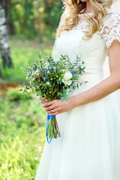 Bruiloft bloemen in handen — Stockfoto