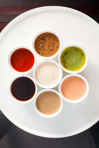 Différentes sauces dans des assiettes — Photo