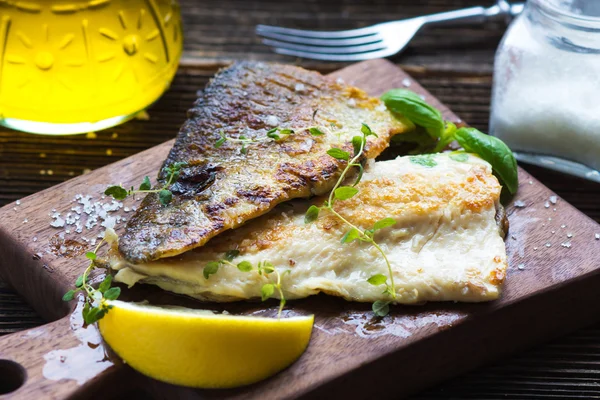 Filete de pescado con aceite de oliva y limón — Foto de Stock