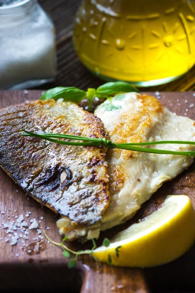 Filé de peixe com azeite e limão — Fotografia de Stock