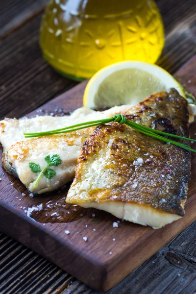 Filete de pescado con aceite de oliva y limón — Foto de Stock