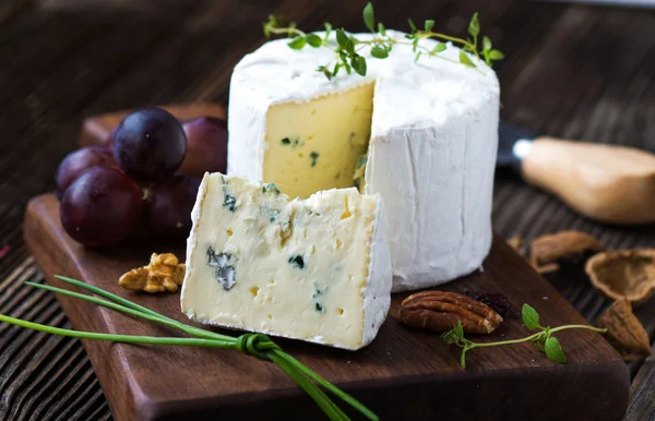 Μπλε τυρί με βότανα — Φωτογραφία Αρχείου