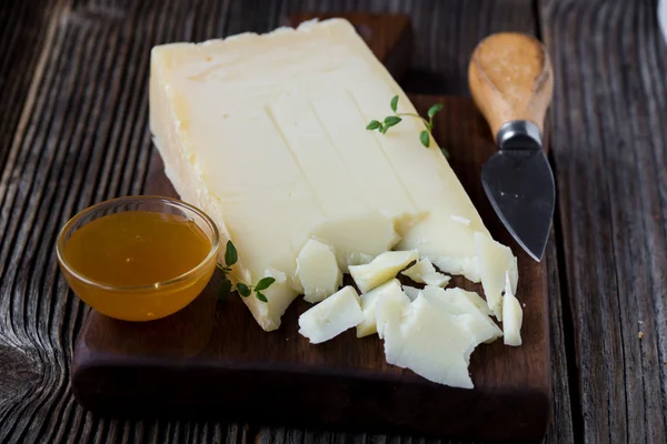 Čerstvý sýr s nožem — Stock fotografie
