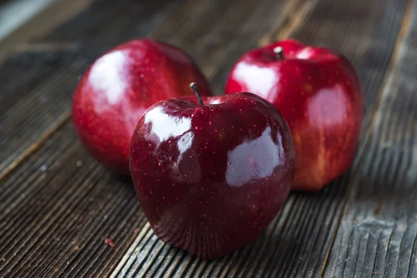 Rote glänzende Äpfel — Stockfoto