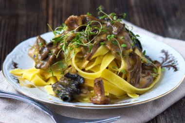 Tagliatelle porcini ve otlar ile