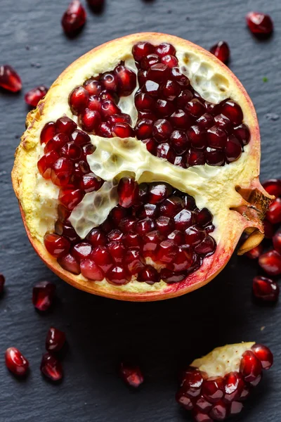 Roter saftiger Granatapfel — Stockfoto