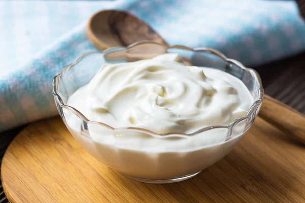 Yogurt greco in ciotola di vetro — Foto Stock