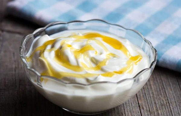 Yogur griego en tazón de vidrio —  Fotos de Stock