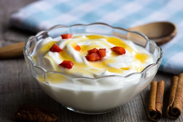 Bowl of greek yogurt — Stock Photo, Image