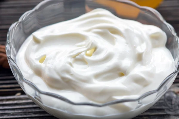 Griekse yoghurt in een glazen kom — Stockfoto