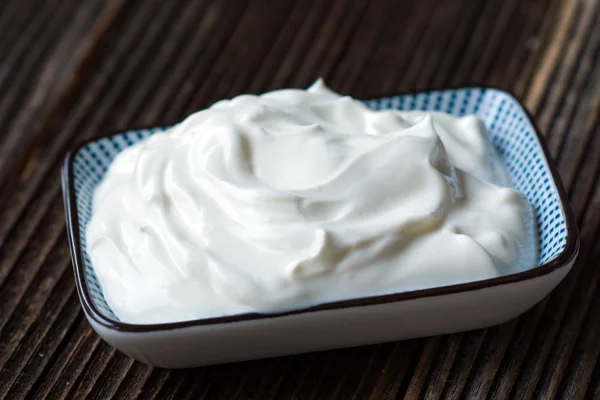 Yogur griego en tazón de vidrio —  Fotos de Stock