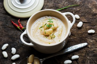 Kremsi beyaz fasulye çorbası