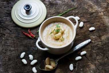 Kremsi beyaz fasulye çorbası