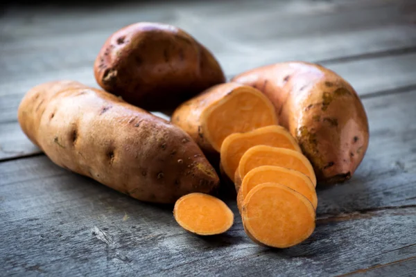 Rauwe zoete aardappelen — Stockfoto