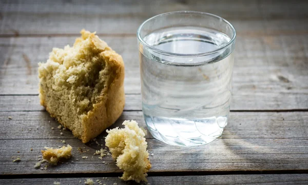 Bröd och vatten i glas — Stockfoto