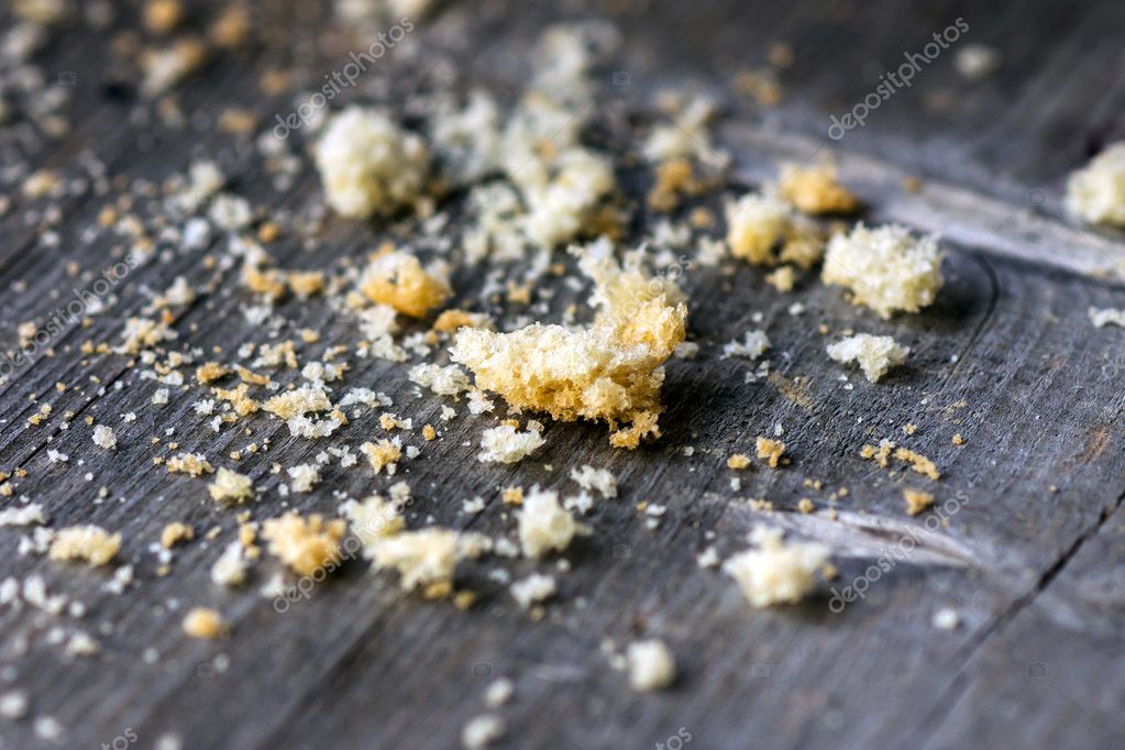 крошки на столе. крошки хлеба. крошки хлеба во сне. хлебные крошки для птиц. крошки на полу.