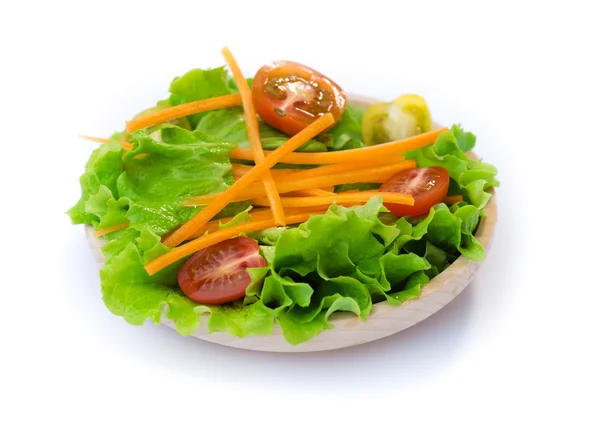 Salade fraîche dans une assiette en bois — Photo