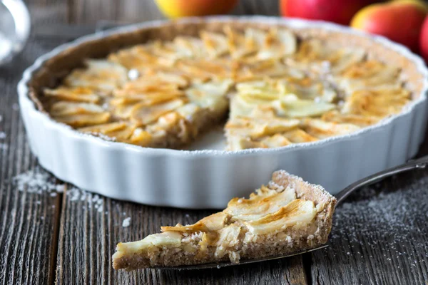 Hausgemachtes Dessert mit Apfelkuchen — Stockfoto