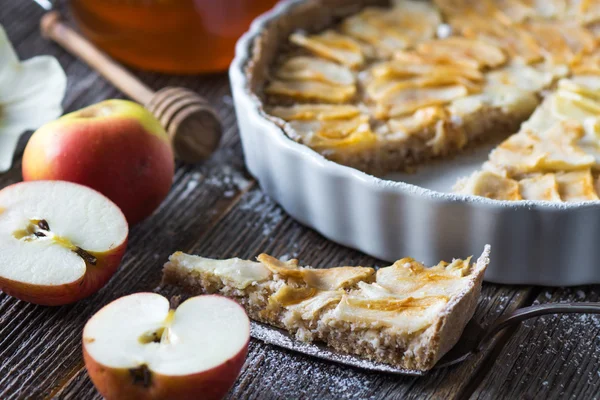 Hausgemachtes Dessert mit Apfelkuchen — Stockfoto