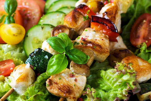 Chicken and vegetable skewers — Stock Photo, Image