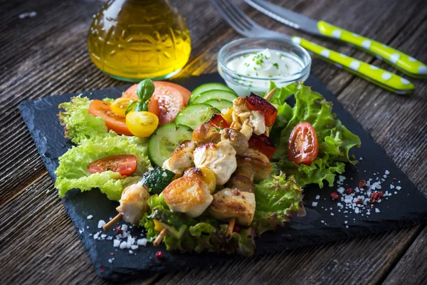 Brochettes de poulet et légumes — Photo