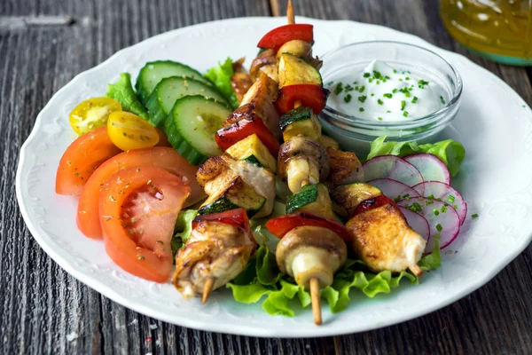 Brochetas de pollo y verduras — Foto de Stock