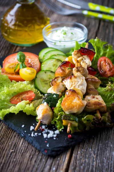 Chicken and vegetable skewers — Stock Photo, Image