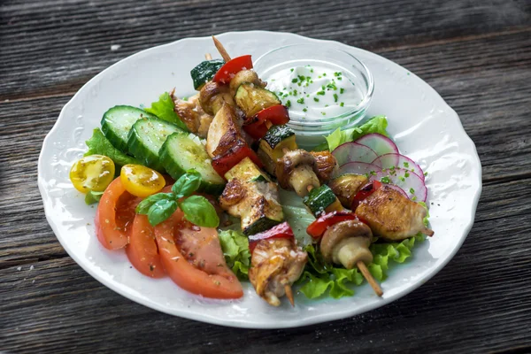 Chicken and vegetable skewers — Stock Photo, Image