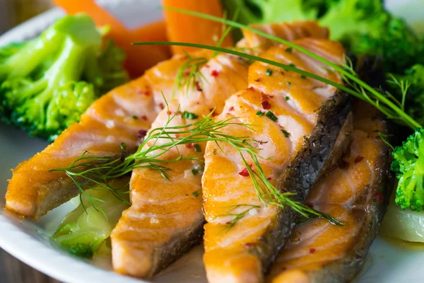 Grilled Salmon with Vegetables — Stock Photo, Image