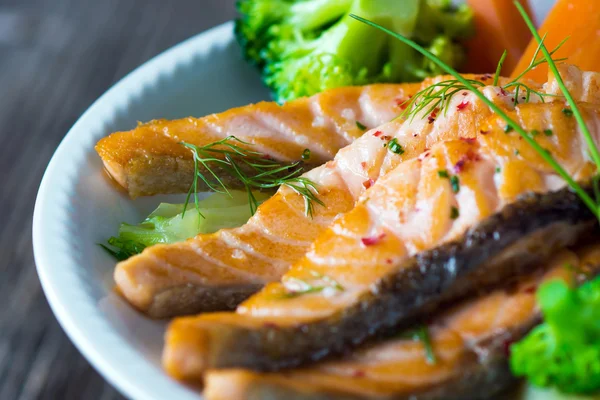 Grilled Salmon with Vegetables — Stock Photo, Image