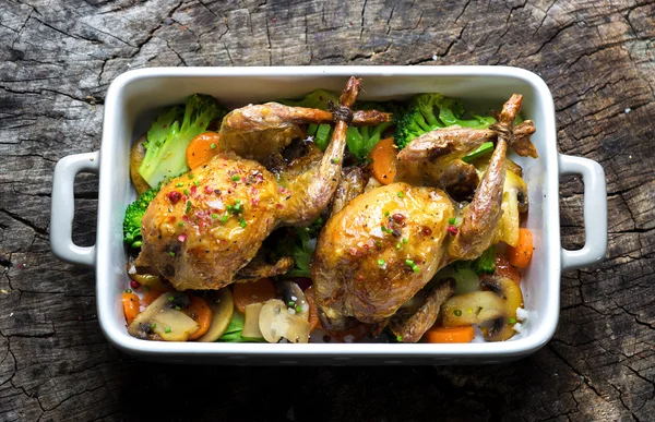 Codornices asadas con verduras —  Fotos de Stock